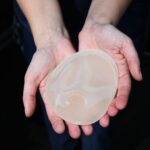 Geen relatie siliconen borstimplantaten en klachten als somberheid en hoofdpijn