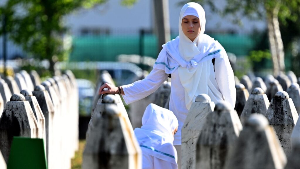 Genocide Srebrenica herdacht, symbolische start monument in Den Haag