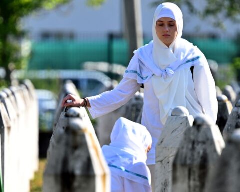 Genocide Srebrenica herdacht, symbolische start monument in Den Haag