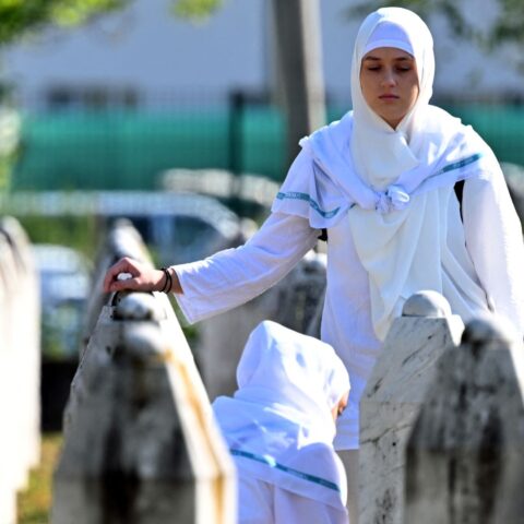 Genocide Srebrenica herdacht, symbolische start monument in Den Haag