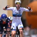 Kopecky loodst Wiebes naar sprintzege in Giro, Henderson houdt leiding