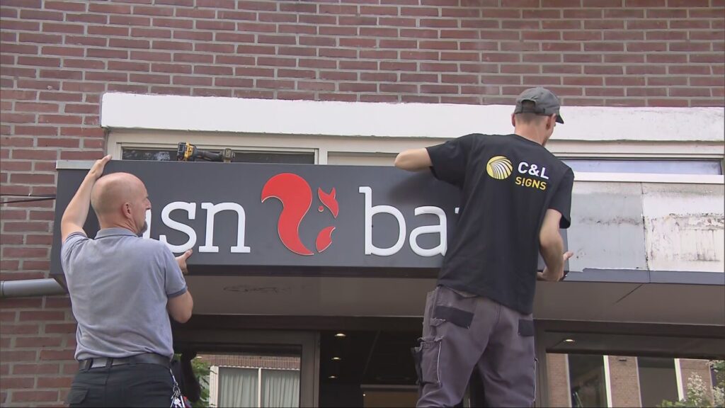 Na bijna veertig jaar verdwijnt SNS Bank, klanten gaan naar ASN