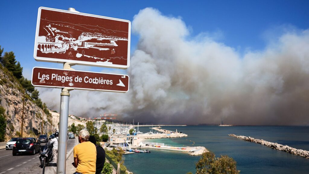 Natuurbrand rukt op richting Marseille, vliegveld gesloten en treinen geschrapt