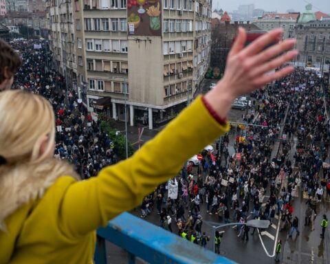 Protesten in Servië escaleerden: EU roept Belgrado op geweld tegen demonstranten te stoppen