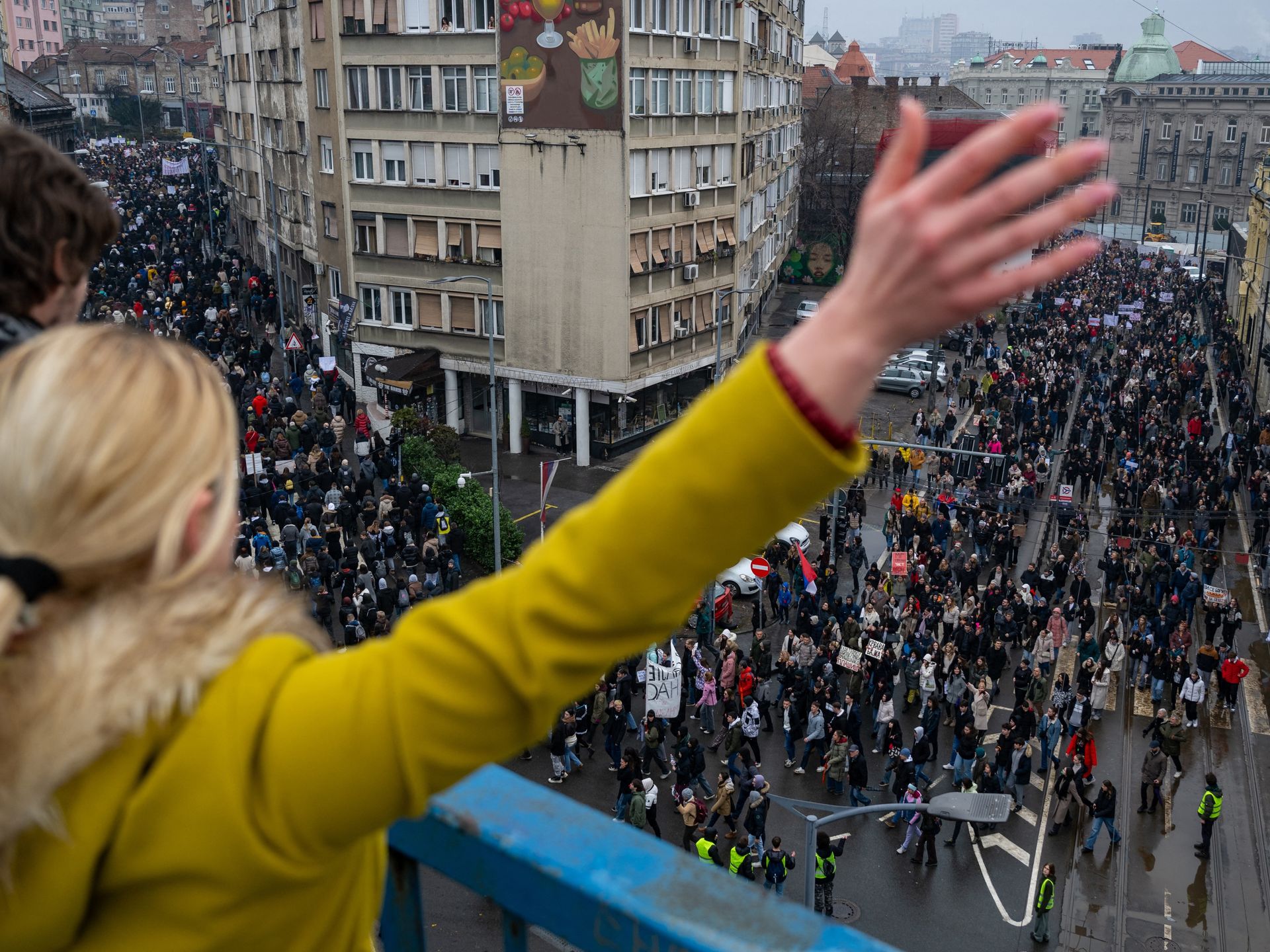 Protesten in Servië escaleerden: EU roept Belgrado op geweld tegen demonstranten te stoppen