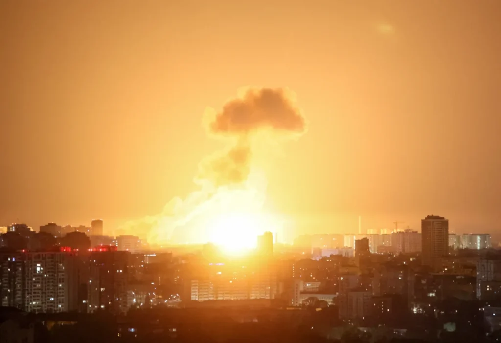 Russische aanval met 539 drones en raketten treft Kyiv zwaar: tientallen gewonden, branden in woonwijken
