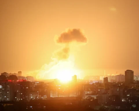 Russische aanval met 539 drones en raketten treft Kyiv zwaar: tientallen gewonden, branden in woonwijken