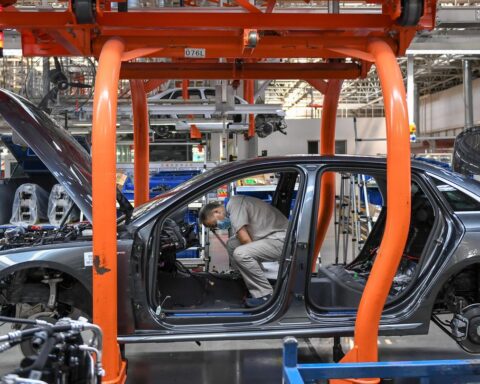 Russische automarkt krimpt verder: verkoop daalt 27% in eerste halfjaar 2025