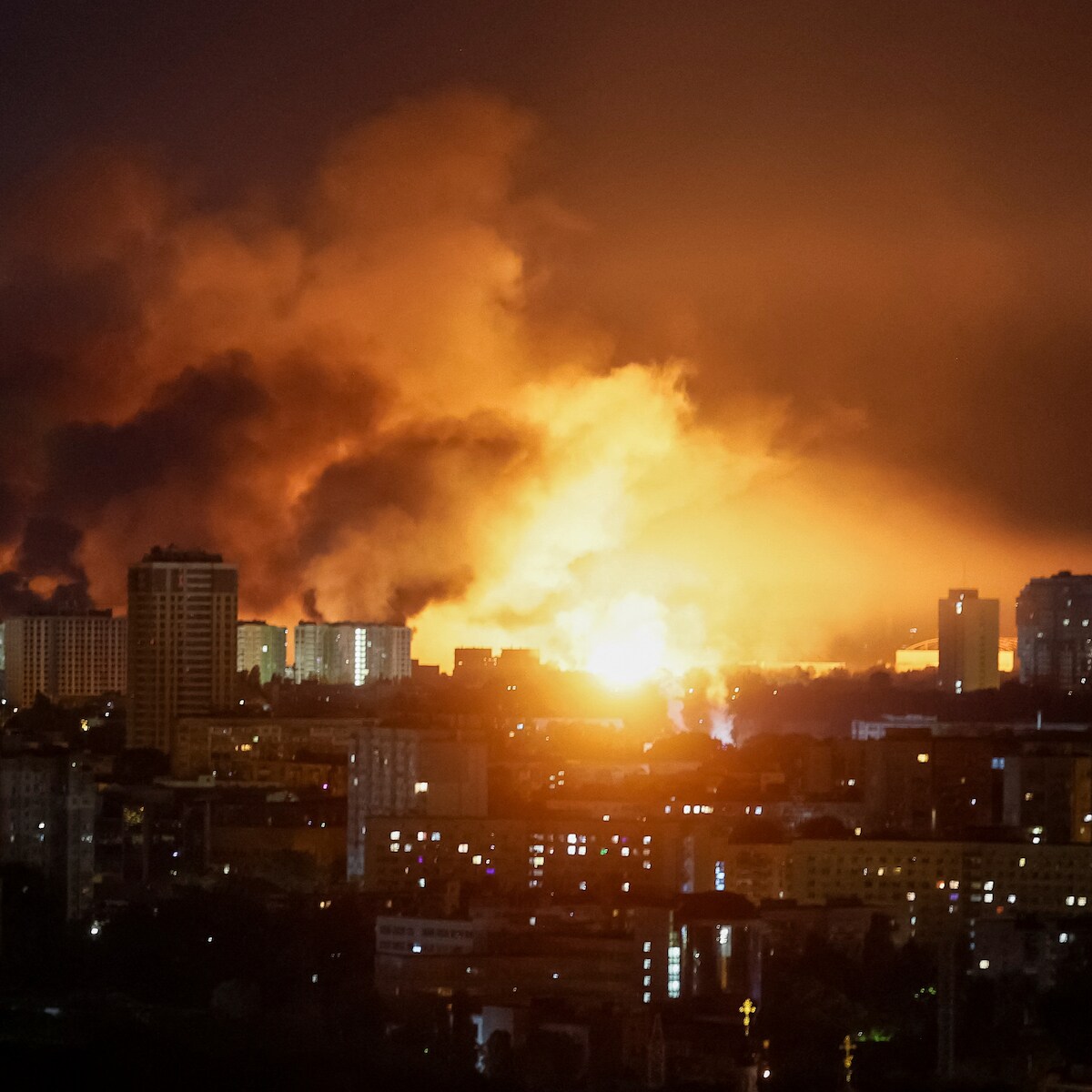 Russische luchtaanvallen richten schade aan in Kiev en treffen burgers