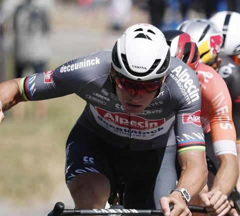Van der Poel komt net te laat in enerverende rit, Pogacar valt en Abrahamsen wint