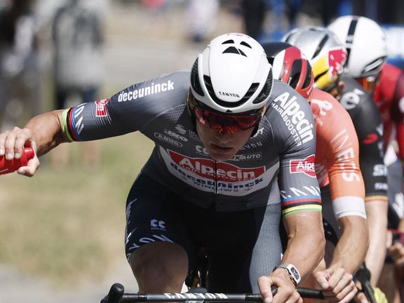 Van der Poel komt net te laat in enerverende rit, Pogacar valt en Abrahamsen wint