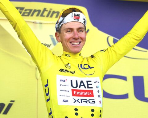 Van der Poel verliest gele trui aan Pogacar, die dreun uitdeelt aan Vingegaard in tijdrit