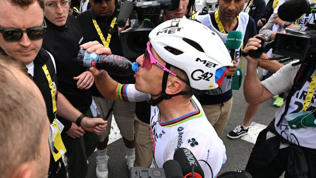 Welk mysterieus, donker drankje drinken veel Tour-renners toch telkens na de finish?