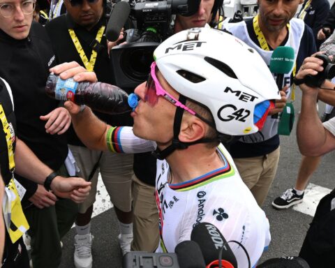 Welk mysterieus, donker drankje drinken veel Tour-renners toch telkens na de finish?