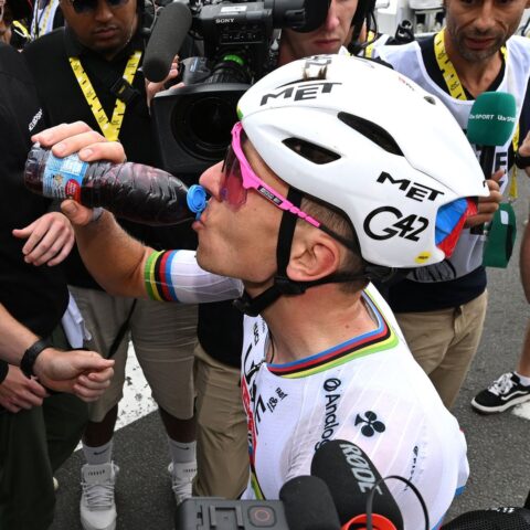 Welk mysterieus, donker drankje drinken veel Tour-renners toch telkens na de finish?
