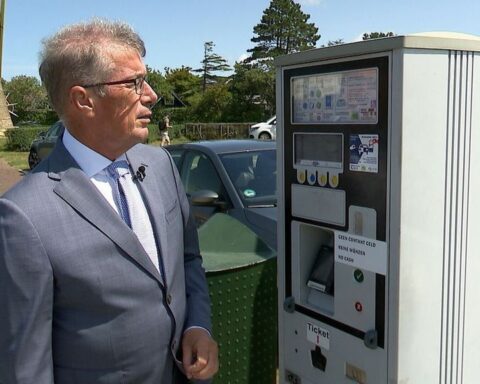 Domburg houdt op met contante betalingen in parkeerautomaten