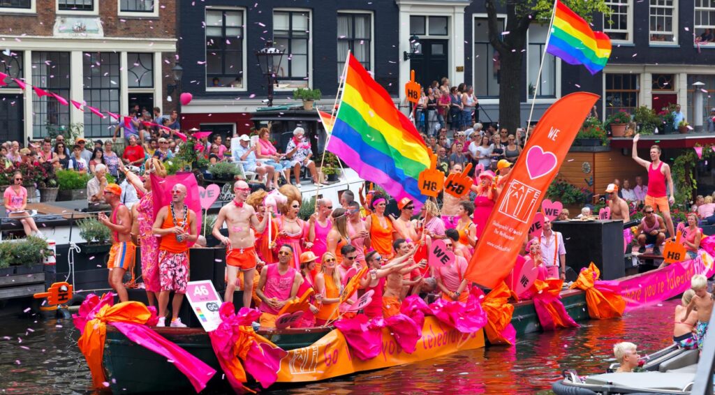 Duizenden marcheren in Amsterdam tijdens Pride Parade ter ondersteuning van LGBTQ+ rechten en diversiteit