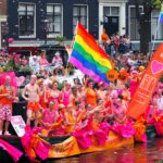 Duizenden marcheren in Amsterdam tijdens Pride Parade ter ondersteuning van LGBTQ+ rechten en diversiteit