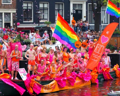 Duizenden marcheren in Amsterdam tijdens Pride Parade ter ondersteuning van LGBTQ+ rechten en diversiteit