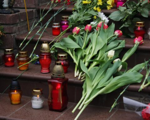 Duizenden verzamelen zich in Amsterdam ter ere van controversiële COVID-19-activist