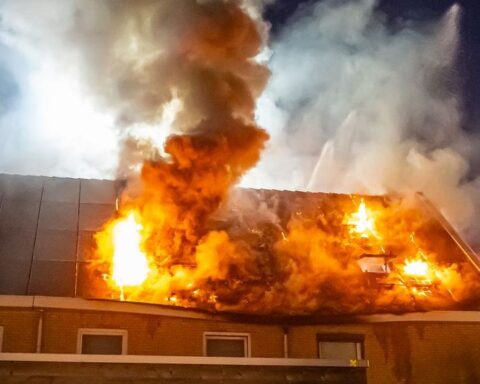 Grote brand in Rotterdam door fakkel, tieners gearresteerd