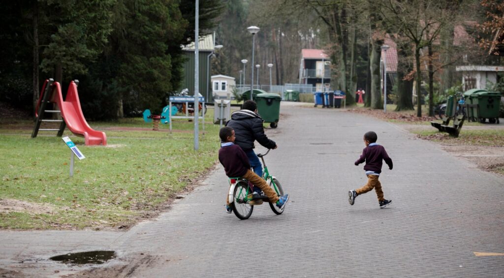 Inspectiediensten eisen betere zorg voor 7.000 asielzoekerskinderen