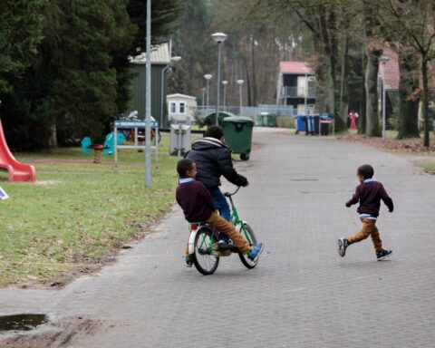 Inspectiediensten eisen betere zorg voor 7.000 asielzoekerskinderen