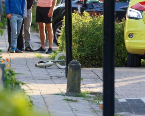 Jong kind sterft na aanrijding in Boskamp