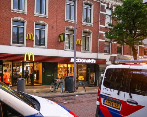 Jongen van 13 gearresteerd voor overval op fastfoodrestaurant in Rotterdam