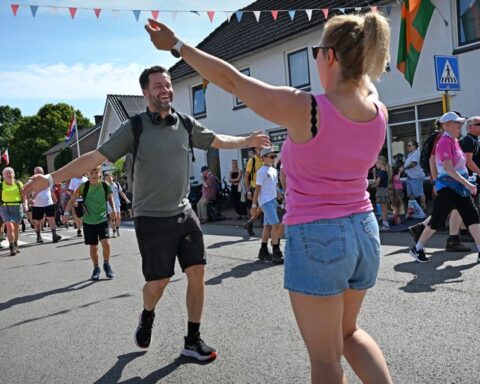 Laatste dag van de Vierdaagse met vroege uitdeling van gladiolen