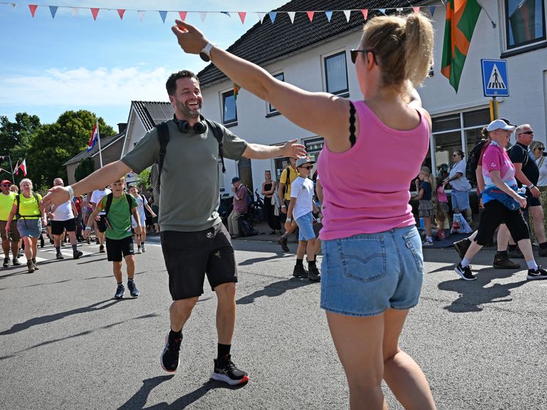 Laatste dag van de Vierdaagse met vroege uitdeling van gladiolen