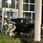 Man rijdt met auto in gemeentehuis Hoogeveen, voertuig gaat in brand