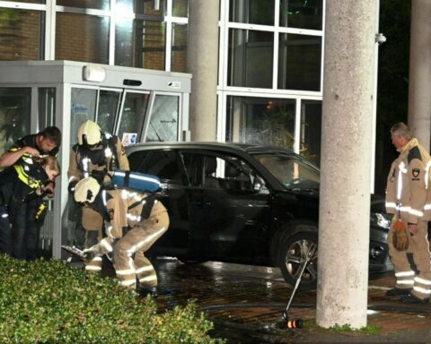 Man rijdt met auto in gemeentehuis Hoogeveen, voertuig gaat in brand