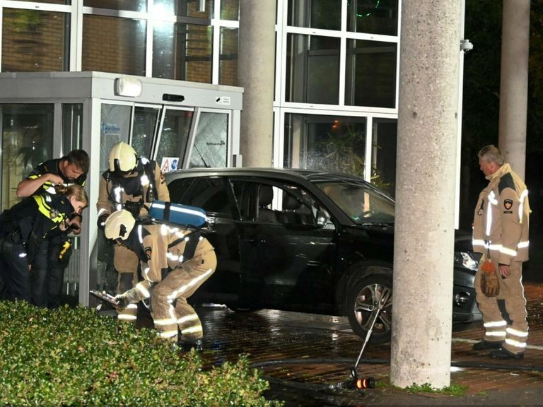 Man rijdt met auto in gemeentehuis Hoogeveen, voertuig gaat in brand