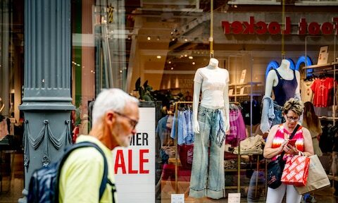 Nederlandse economie groeit licht, huishoudens verminderen uitgaven