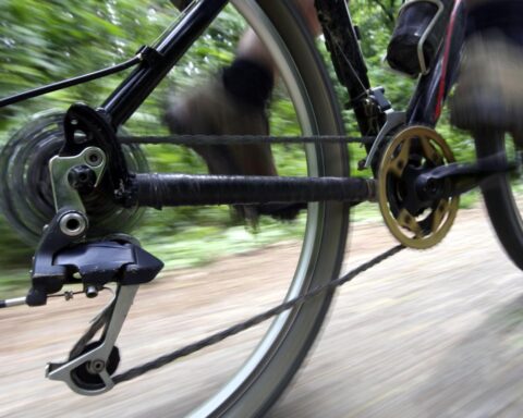 Nederlandse fietsster wint etappe Tour de France Femmes; landgenote tweede