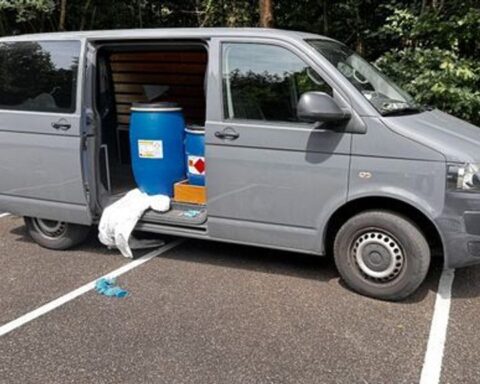 Politie plaatst lokbus met drugsafval om reacties van mensen te observeren