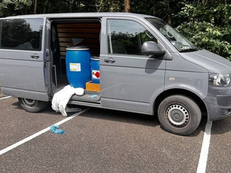 Politie plaatst lokbus met drugsafval om reacties van mensen te observeren