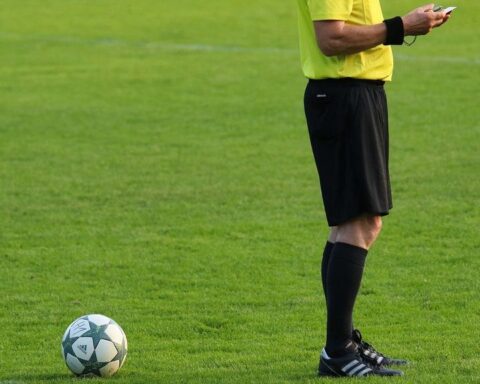 Scheidsrechters moeten voldoen aan fitheidseisen van de KNVB om hogerop te komen