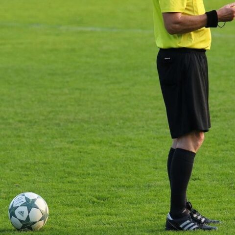 Scheidsrechters moeten voldoen aan fitheidseisen van de KNVB om hogerop te komen