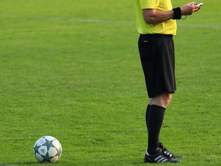 Scheidsrechters moeten voldoen aan fitheidseisen van de KNVB om hogerop te komen
