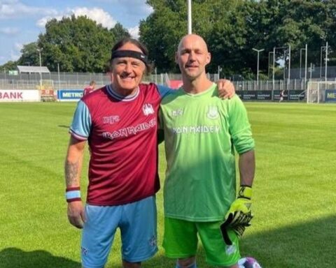Steve Harris van Iron Maiden speelt amateurvoetbal in Brabant