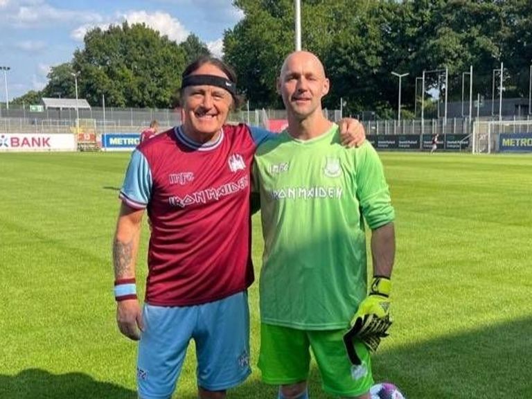 Steve Harris van Iron Maiden speelt amateurvoetbal in Brabant