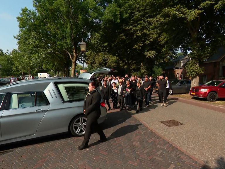 Tientallen mensen brengen laatste eer aan doodgeschoten vrouw in Amstenrade