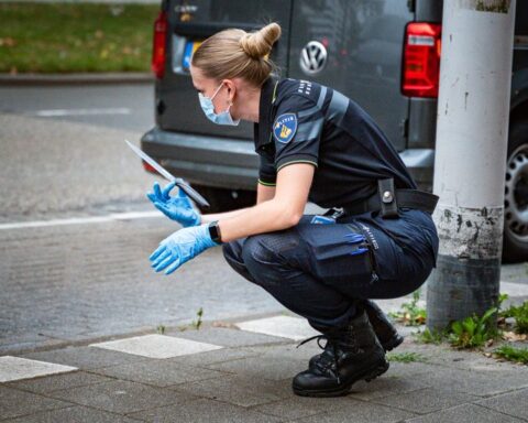 Twee agenten gewond na steekincident tijdens controle in Rotterdam