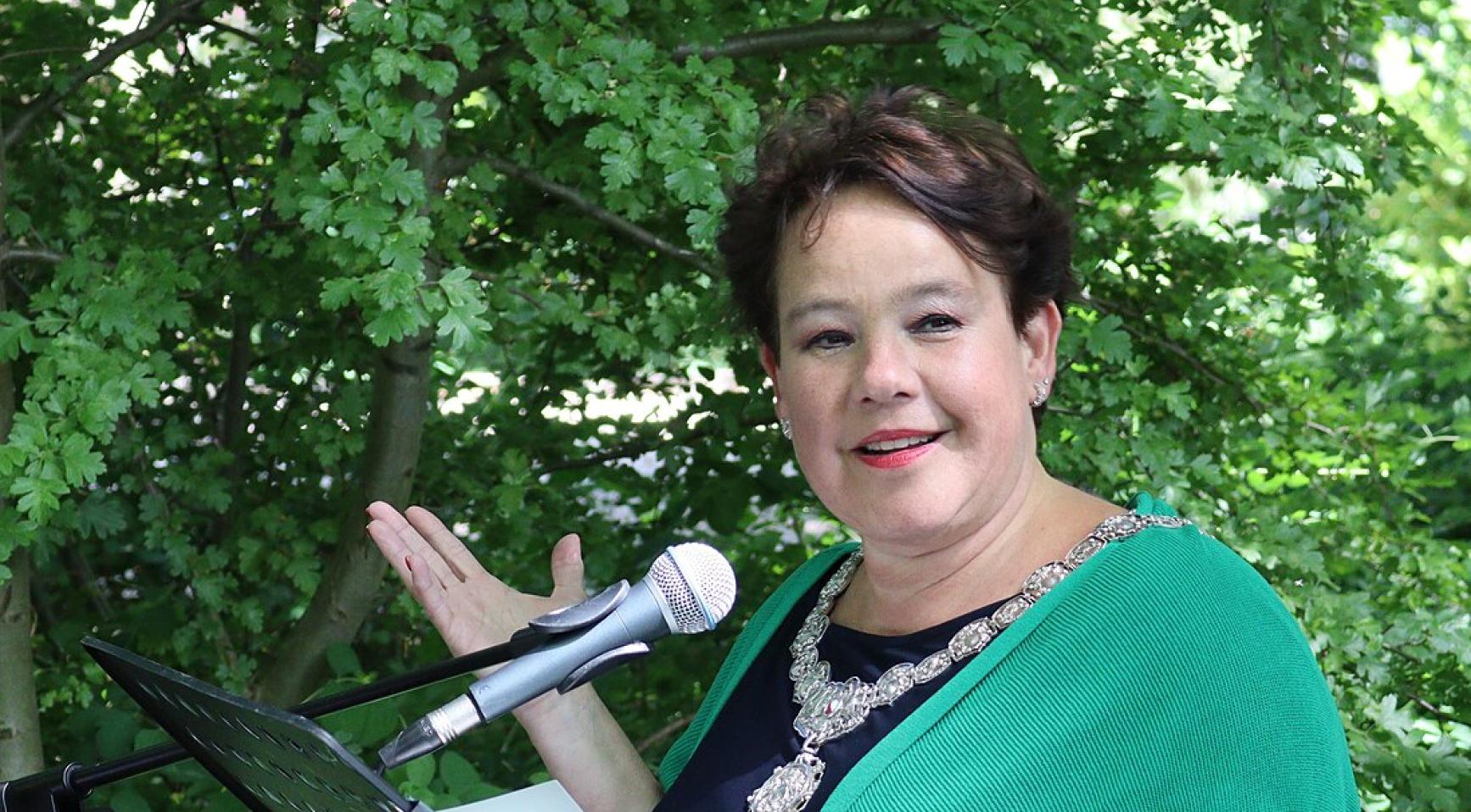 Utrecht vervolgt meerdere demonstranten voor het lastigvallen van burgemeester Dijksma tijdens raadsvergadering