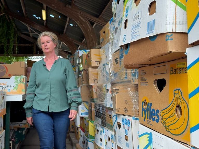 Verrassingsdozen te koop voor 1 euro bij kringloop door grote drukte