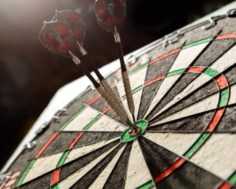 WDF verbiedt trans vrouwen in vrouwen darts toernooien, met impact op Nederlandse speelster