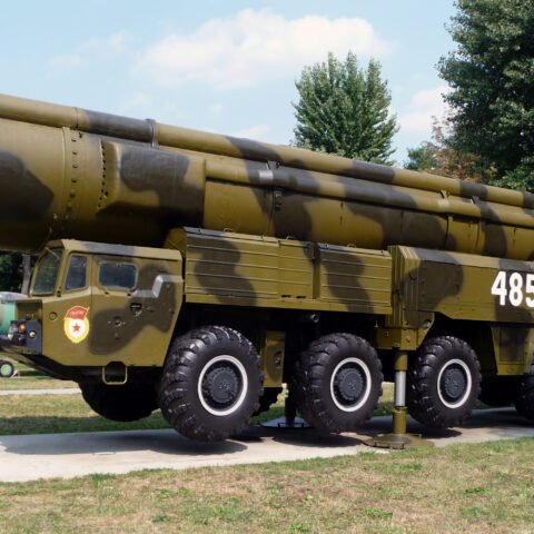 Moskou beëindigt moratorium op middellangeafstandsraketten, wijst naar VS als aanleiding