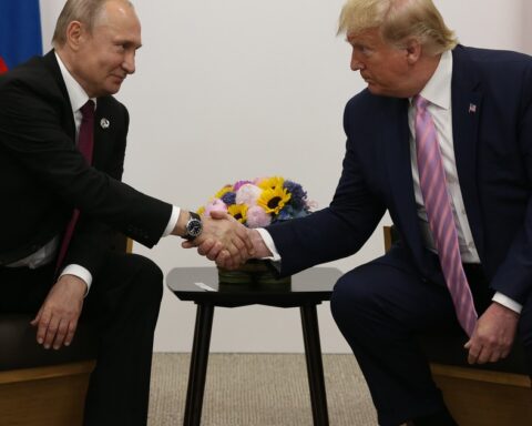 Trump-Poetinontmoeting in Alaska roept herinneringen op aan München 1938